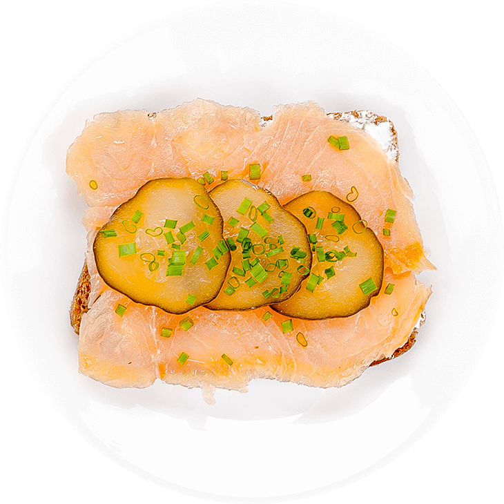 Tütsülenmiş somon balıklı, bayır turplu çökelekli ve domatesli sandviç