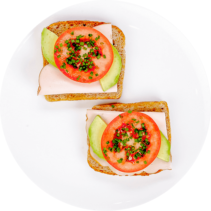 Sandwiches mit Schinken, Avocado, Tomaten und Schnittlauch 