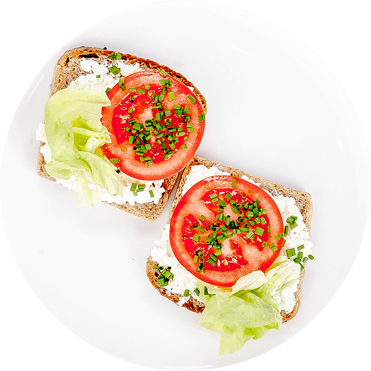 Sandwiches mit Hüttenkäse, Tomaten und Schnittlauch