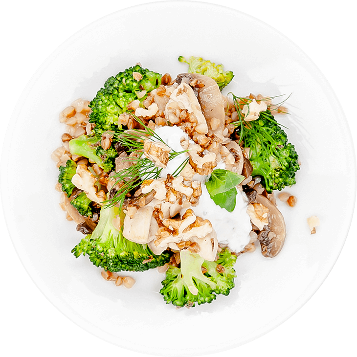 Kuvano jelo sa ćuretinom, brokolijem, pečurkama i heljdinom kašom