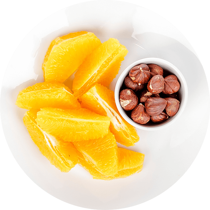Užina - pomorandža + lešnici 