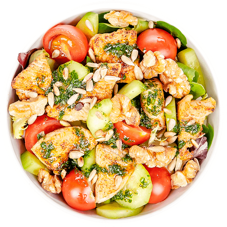 Salat mit Putenfleisch, Gurke, Tomaten und Nüssen