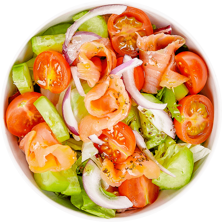 Салат з лососем, огірком, цибулею та помідорами