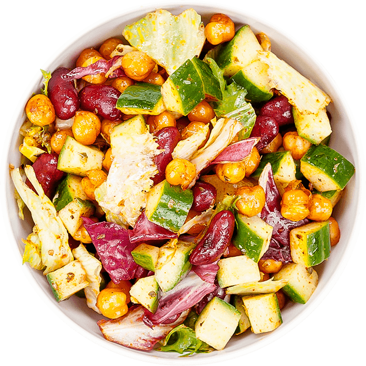 Salat mit gebratenen Kichererbsen, Gurken und roten Bohnen 