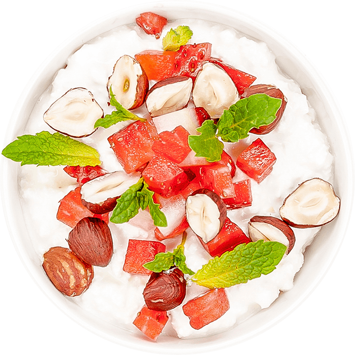 Hüttenkäse mit Erdbeeren, Haselnüssen und Minze 