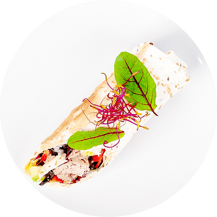 Тортилья з тунцем, листям салату, перцем, оливками та цибулею