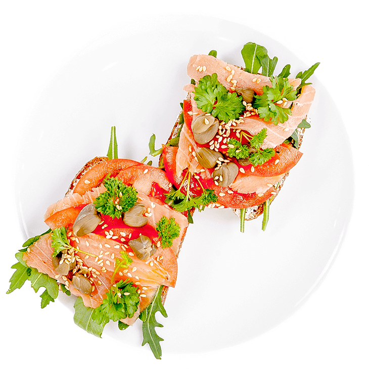 Tütsülenmiş somon balıklı, rokalı, domatesli ve kaparili sandviç (glutensiz)