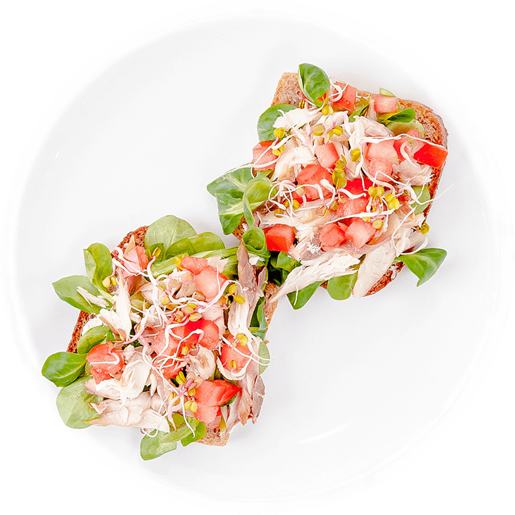 Sandwiches mit geräucherter Makrelen, Tomaten und Feldsalat (glutenfrei)