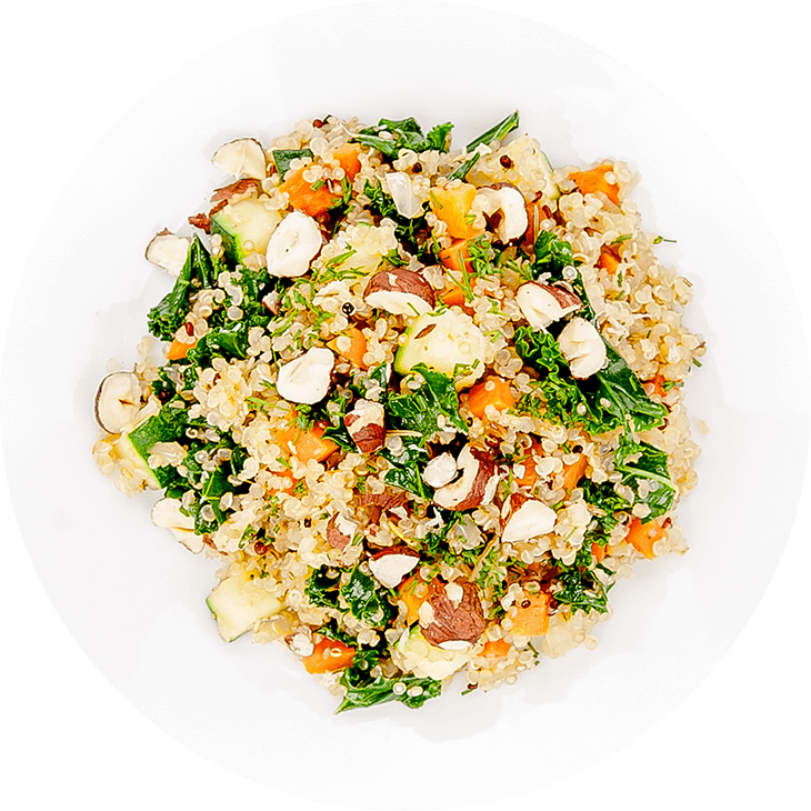 Gericht mit Zucchini, Karotten, Grünkohl, Haselnüssen und Quinoa
