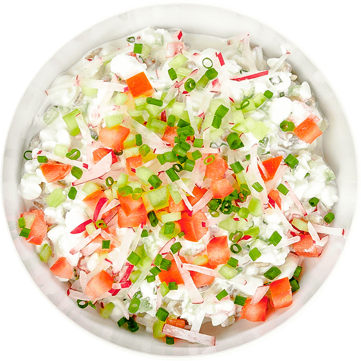 Cottage cheese with pepper, cucumber, radish and chives