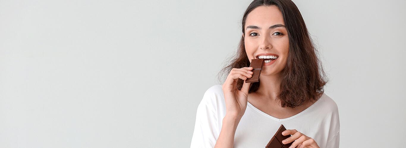Kobieta jedząca czekoladę 