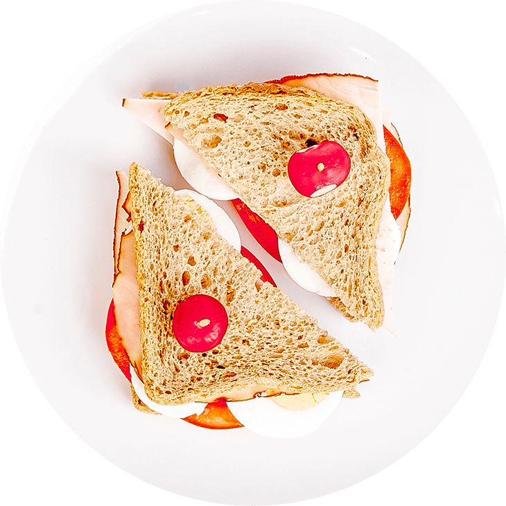 Sandwiche z szynką, jajkiem i pomidorem