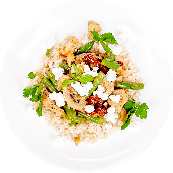 Potrawka z kurczakiem, serem feta i fasolką szparagową podana na brązowym ryżu
