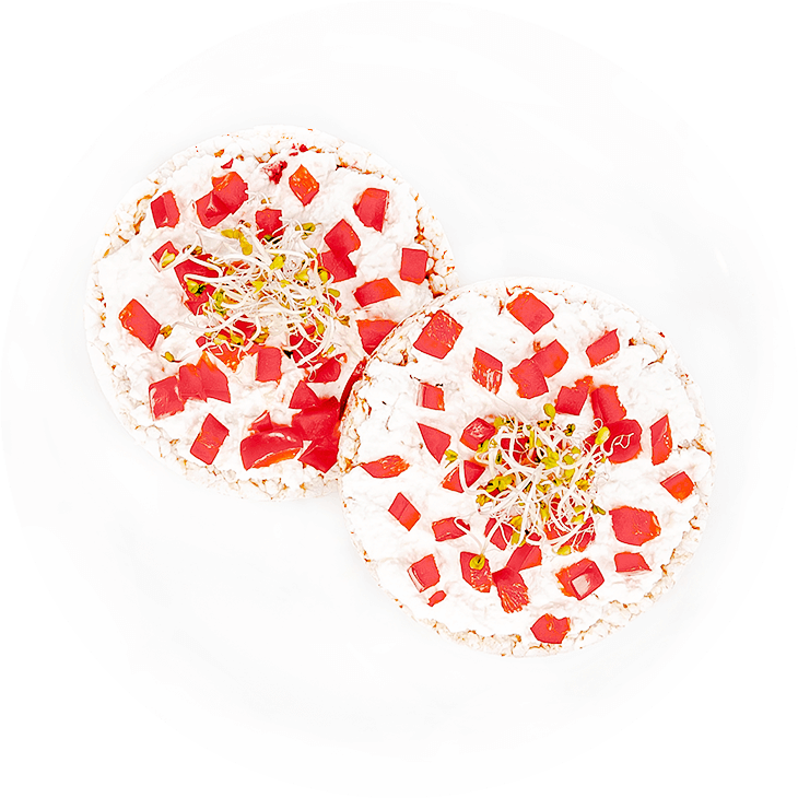 Вафли рисовые с сыром, сладким перцем и ростками